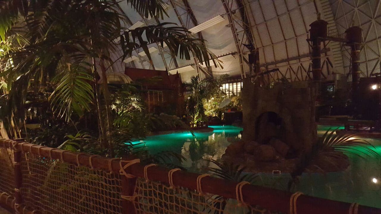 Hintere Sicht Richtung Tropino Kinder-Club Tropical Islands Resort