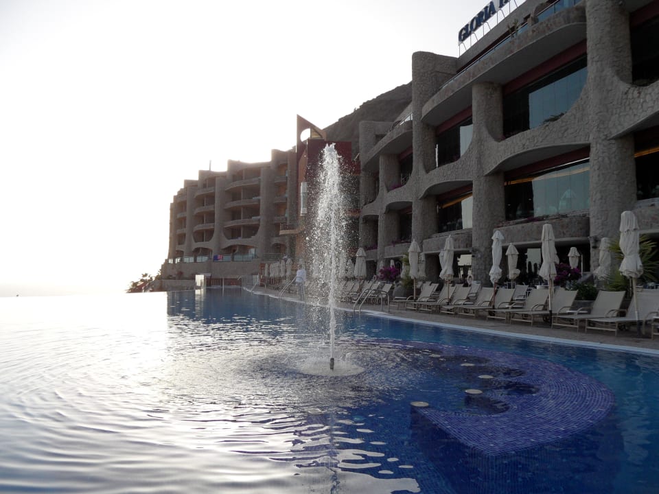 Blick über den Pol zum Hotel Gloria Palace Royal Hotel & Spa