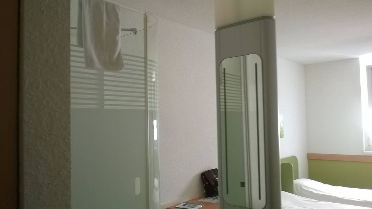Душ и раковина с зеркалом ibis budget Hotel Wien Messe