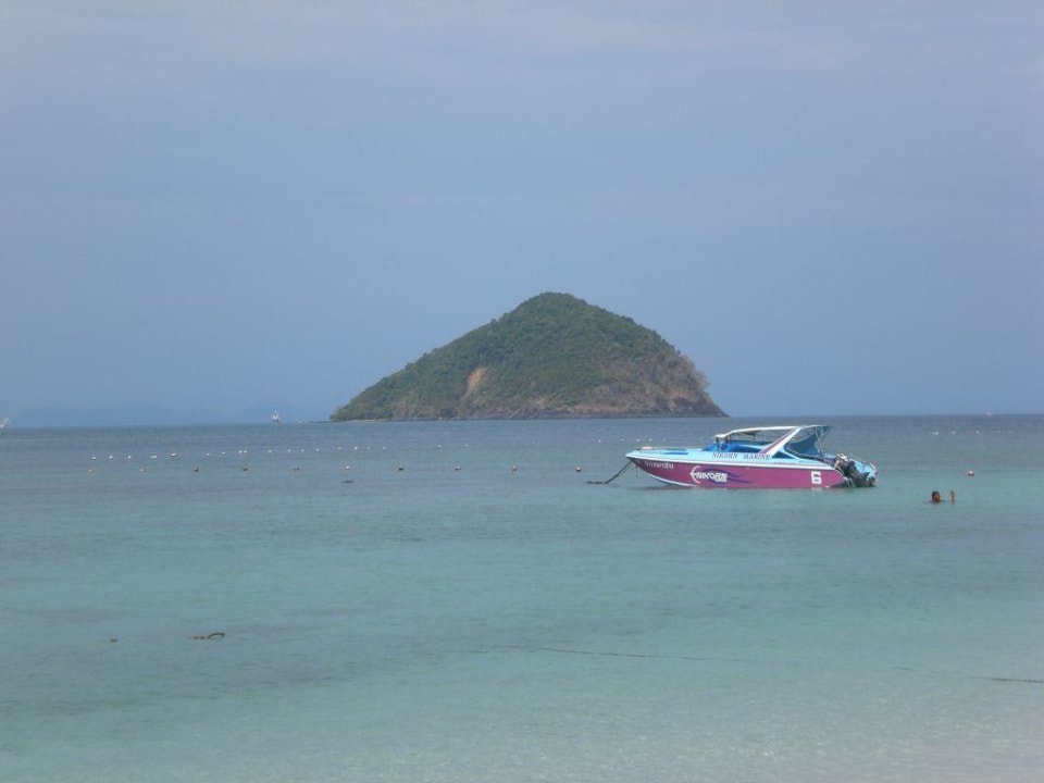 vor der Hütte Hotel Coral Island Resort