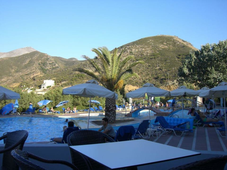 Am grossen Pool Fodele Beach & Water Park Holiday Resort