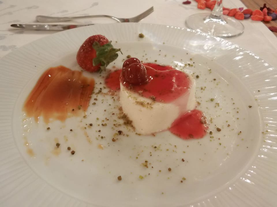 Erdbeer Panna Cotta Side Crown Palace