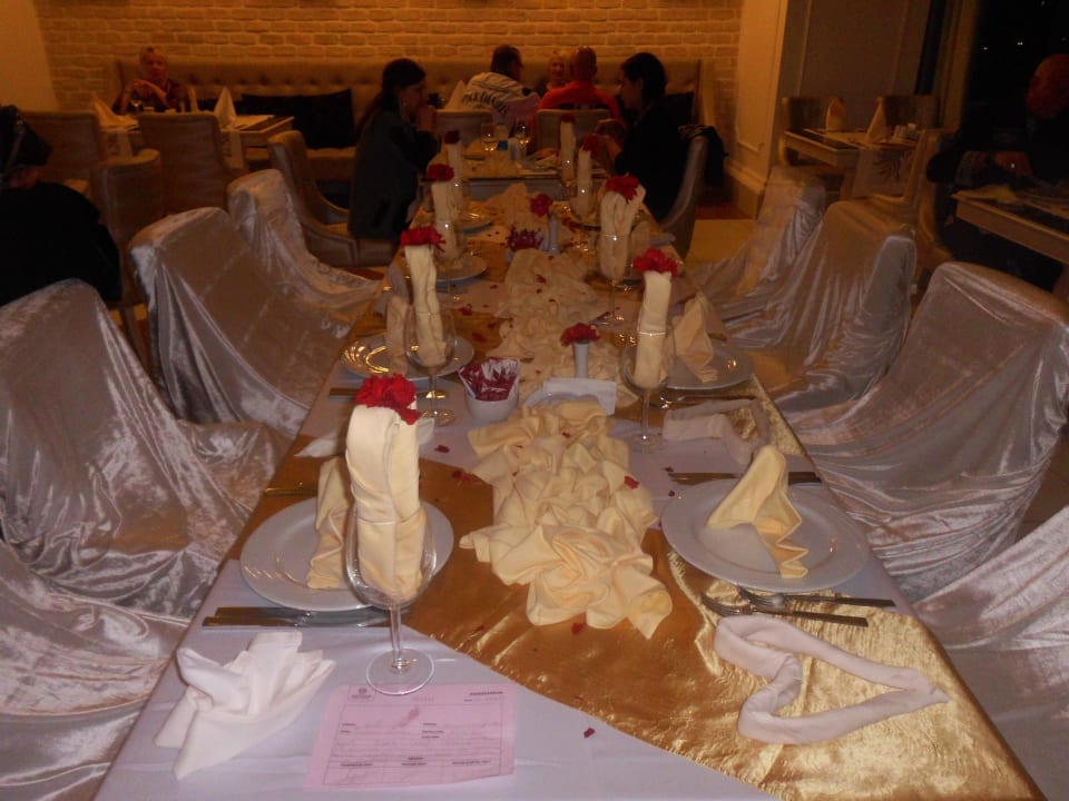 FESTLICH GEDECKTER TISCH ZUM GEBURTSTAG Hotel Delphin Imperial