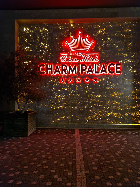 Lobby Well Palace Side