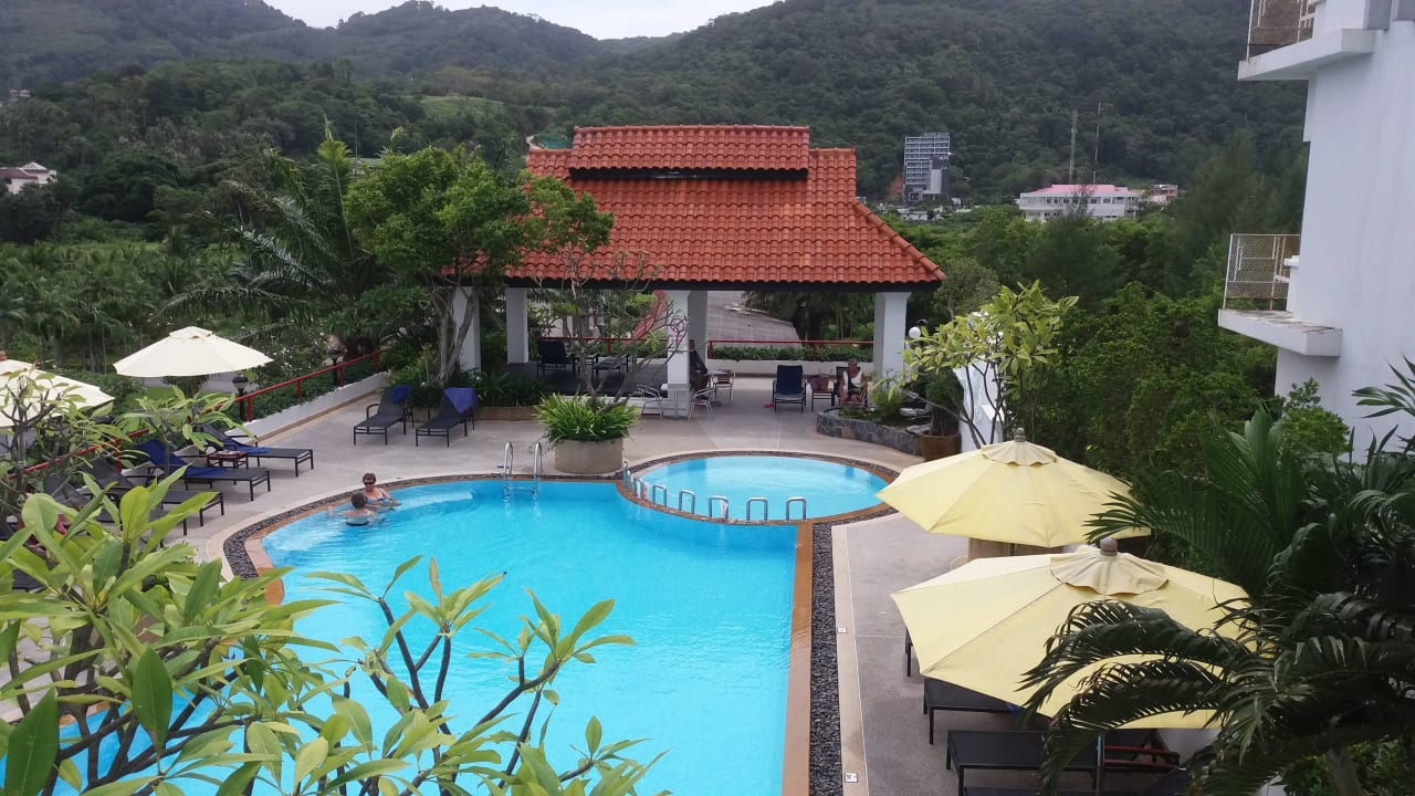 Schöner Pool am Haupthaus, 3. Etage The Old Phuket - Karon Beach Resort