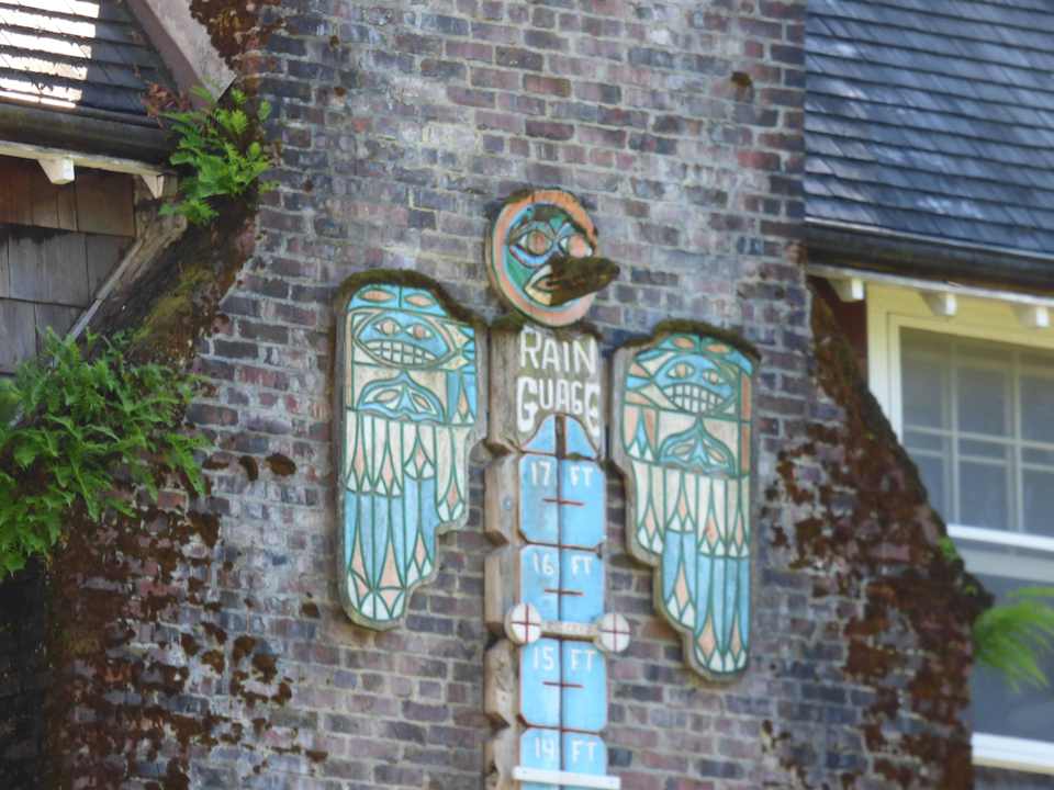 Regenmeßgerät (?) an der Fassade des Hotels Lake Quinault Lodge