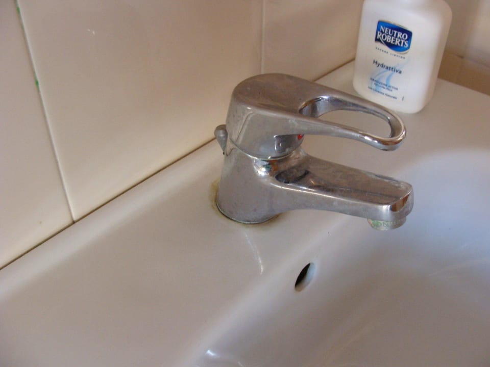 Öffentl. Toilette Hahnen schmutizg Villaggio Turistico Mare Si