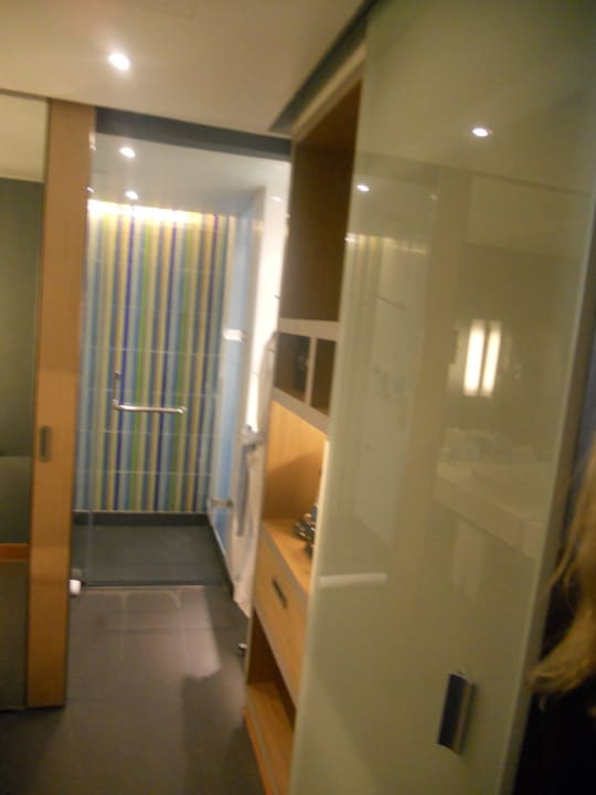 Hinter der Schiebetür Wasserkocher+Fön... Aloft Bangkok Sukhumvit 11