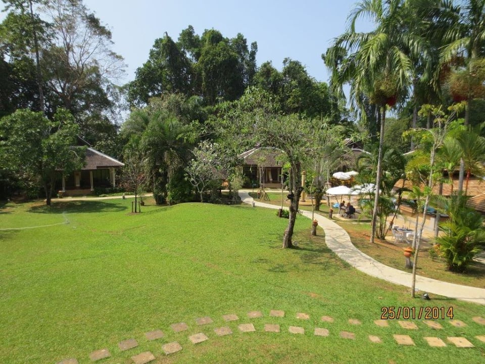 Garten mit altem Baumbestand The Leaf on The Sands by Katathani