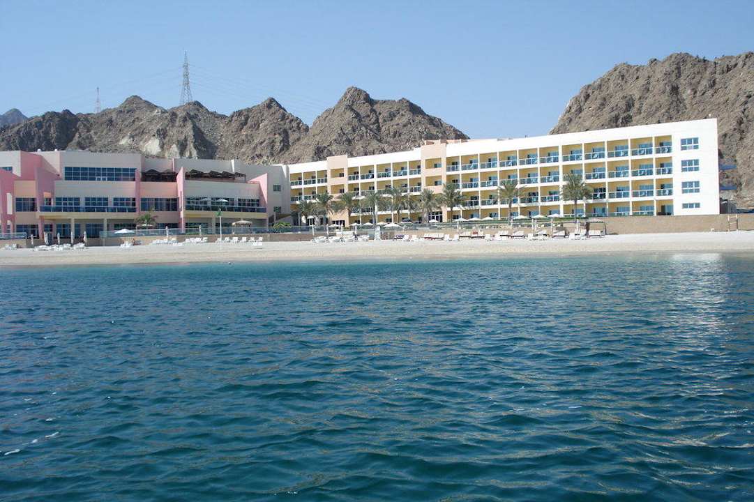 Hotel vomTretboot aus fotografiert Radisson Blu Resort Fujairah