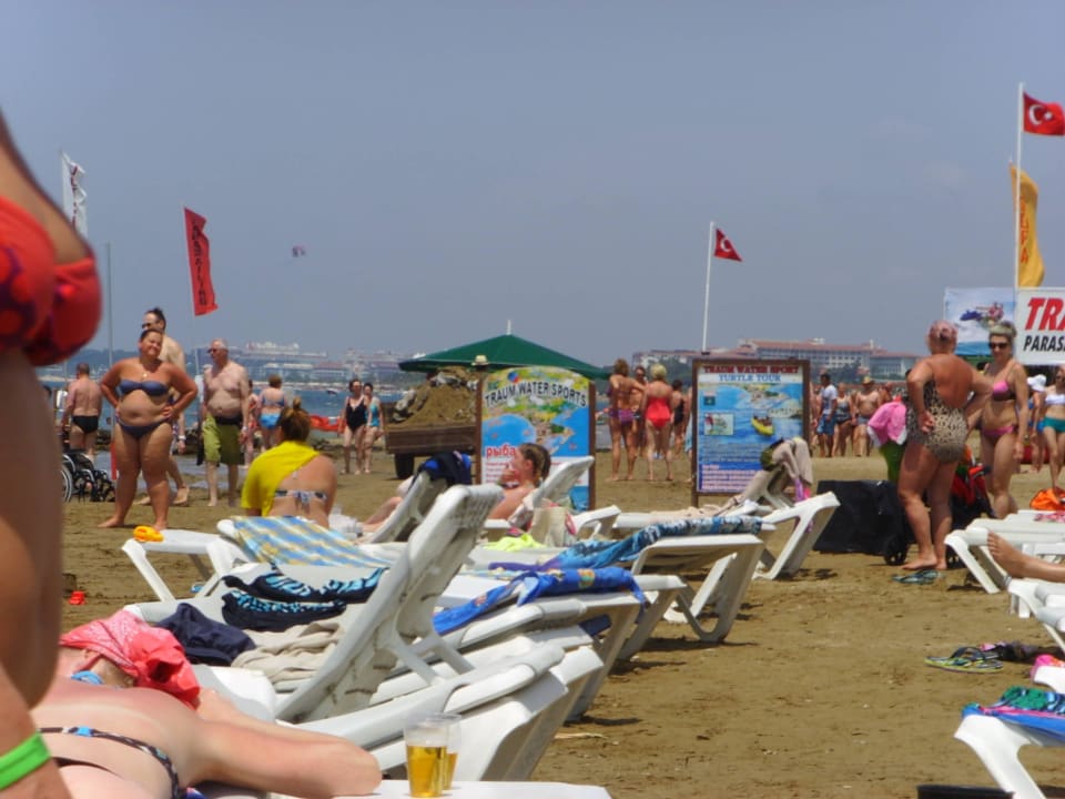 Traktor fuhr durch die Leute Merve Sun Hotel & Spa