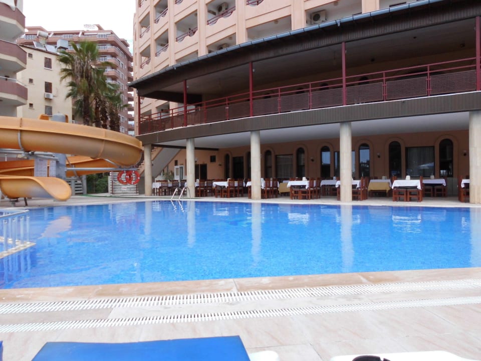 Blick auf Rutsche und Restaurantterrasse Doris Aytur Hotel