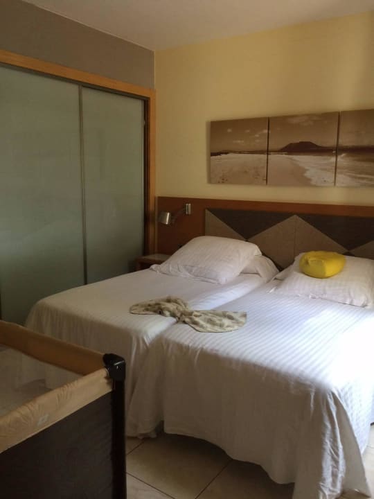 Schlafzimmer m Kinderbett Barceló Fuerteventura Castillo