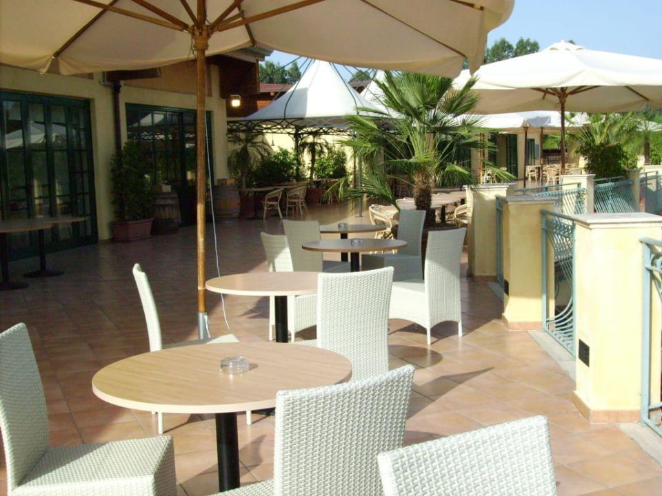Terrasse vor der Bar Don´t tell Mama Falkensteiner Club Funimation Garden Calabria