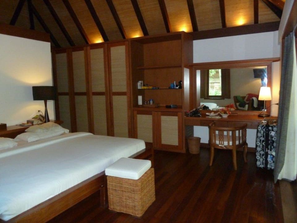 Schrank und Schreibtisch Gangehi Island Resort