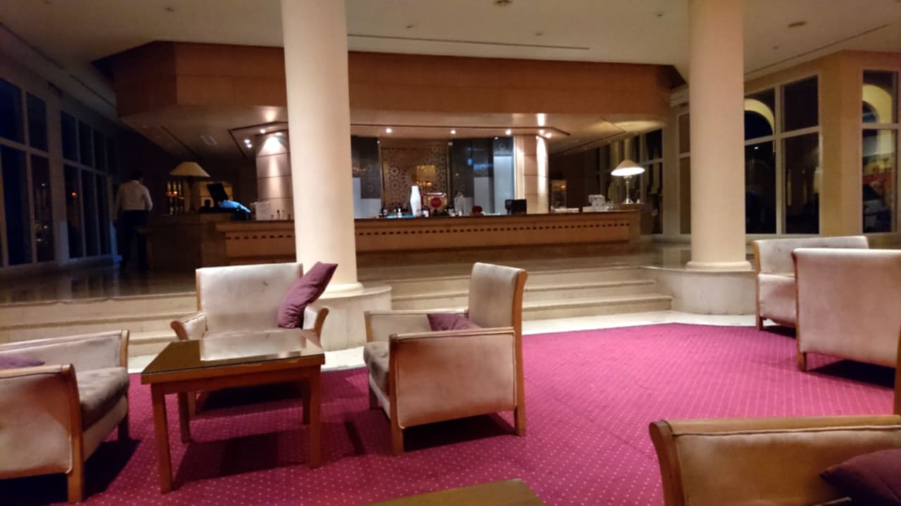 Die Lobbybar- hier kann man sich bedienen lassen oder selbst Iberostar Waves Averroes