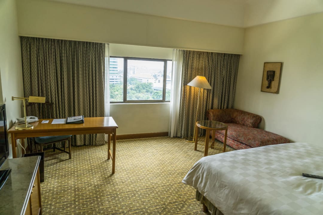 Man beachte die schiefe Lampe! Hotel Aryaduta Jarkarta