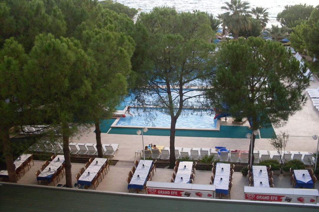Ausblick auf Pool und Aussenrestaurant Hotel Grand Efe