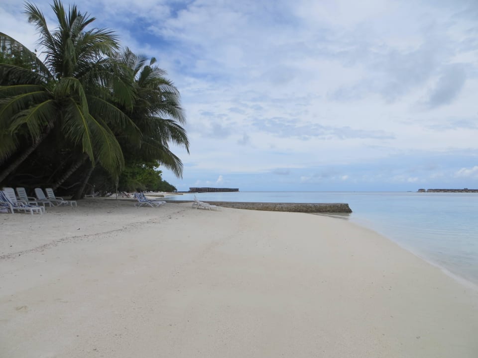 Spaziergang am Strand und den Beachvillen Adaaran Select Hudhuran Fushi - Premium All Inclusive