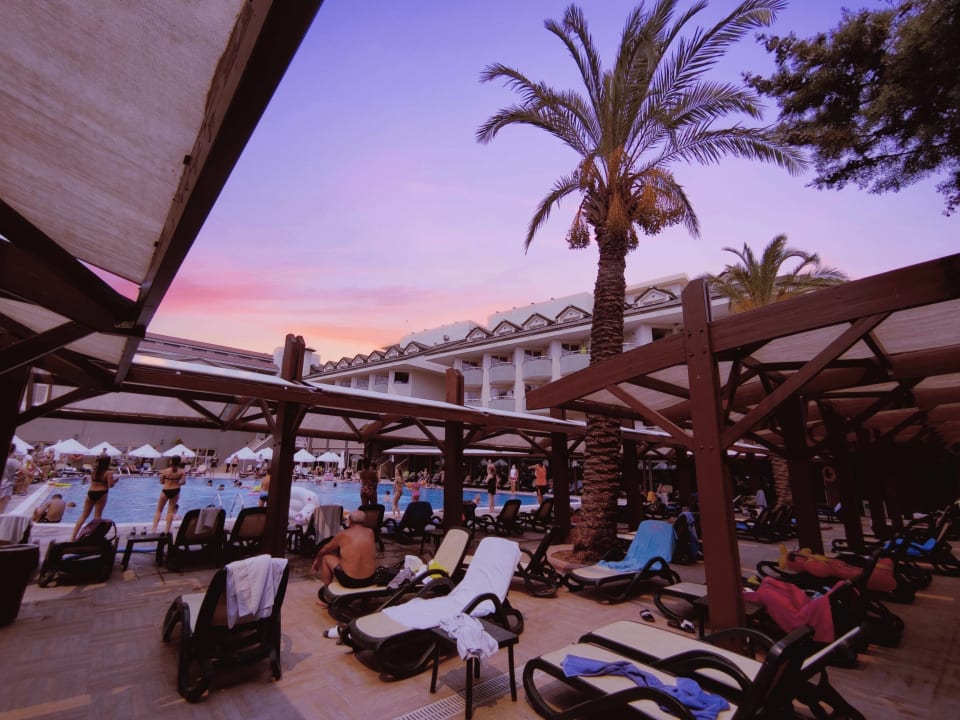 Pool Side Breeze Hotel