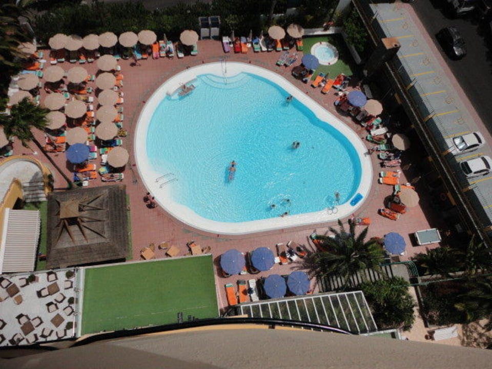 Poolanlage von oben allsun Hotel Lucana