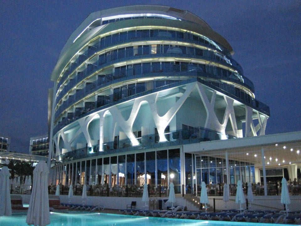 At night Vikingen Infinity Resort & Spa