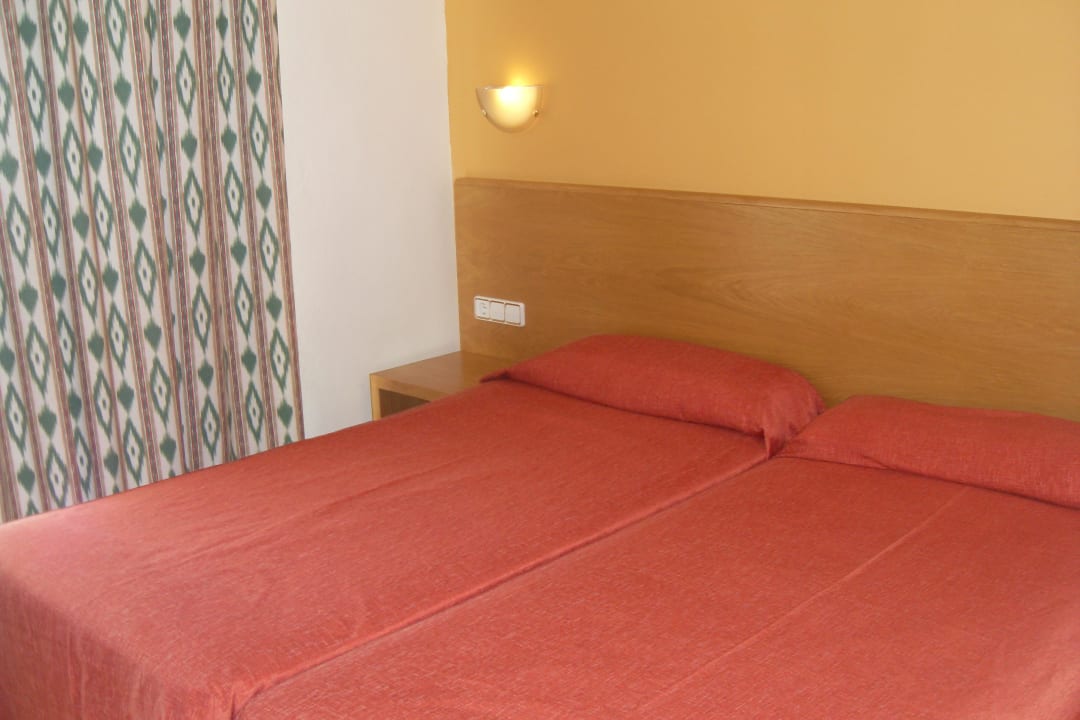 Bett (links davon Balkontür) Paguera Treff Boutique Hotel