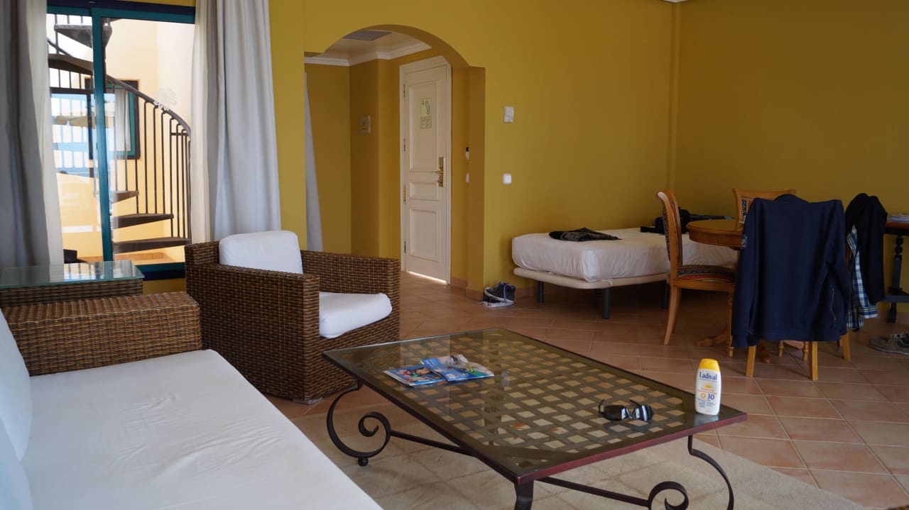 Suite/Blick aus dem Wohnzimmer in den Flur  H10 Playa Esmeralda - Adults only