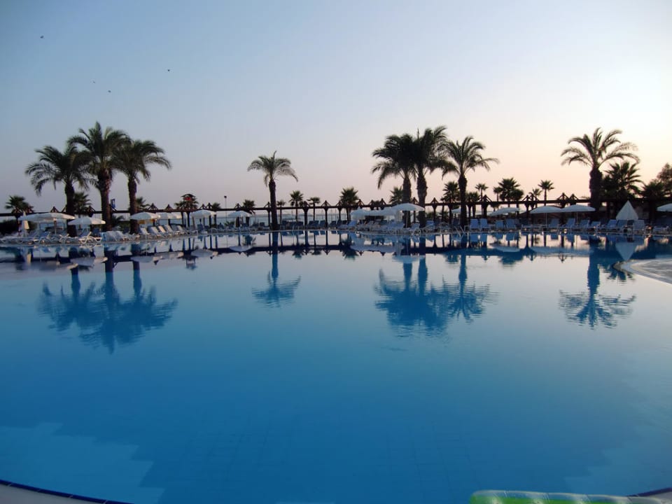 Hauptpool am Abend TUI BLUE Palm Garden