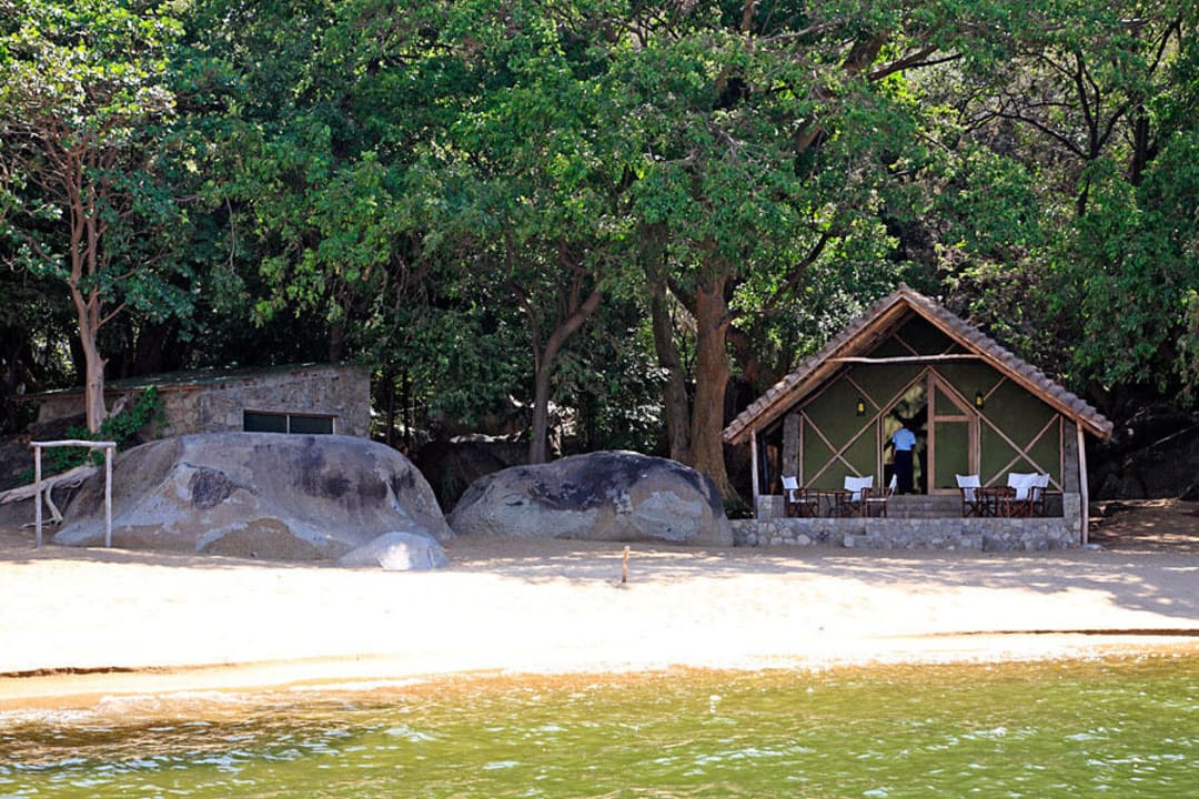 Haupthaus und Office Lukuba Island Lodge