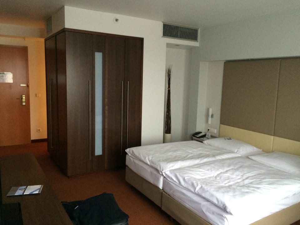 Przestronne wnętrze Estrel Hotel Berlin