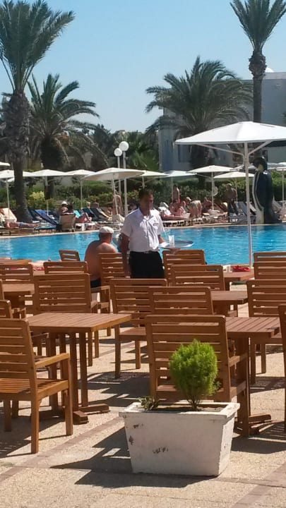 Mit nettem Kellner Hotel El Mouradi Skanes Beach