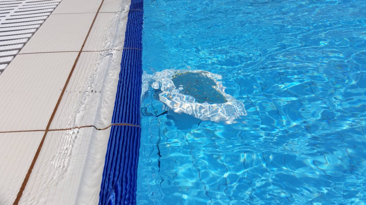 Leuchte pendelt 1 Woche im Wasser  Akassia Swiss Resort