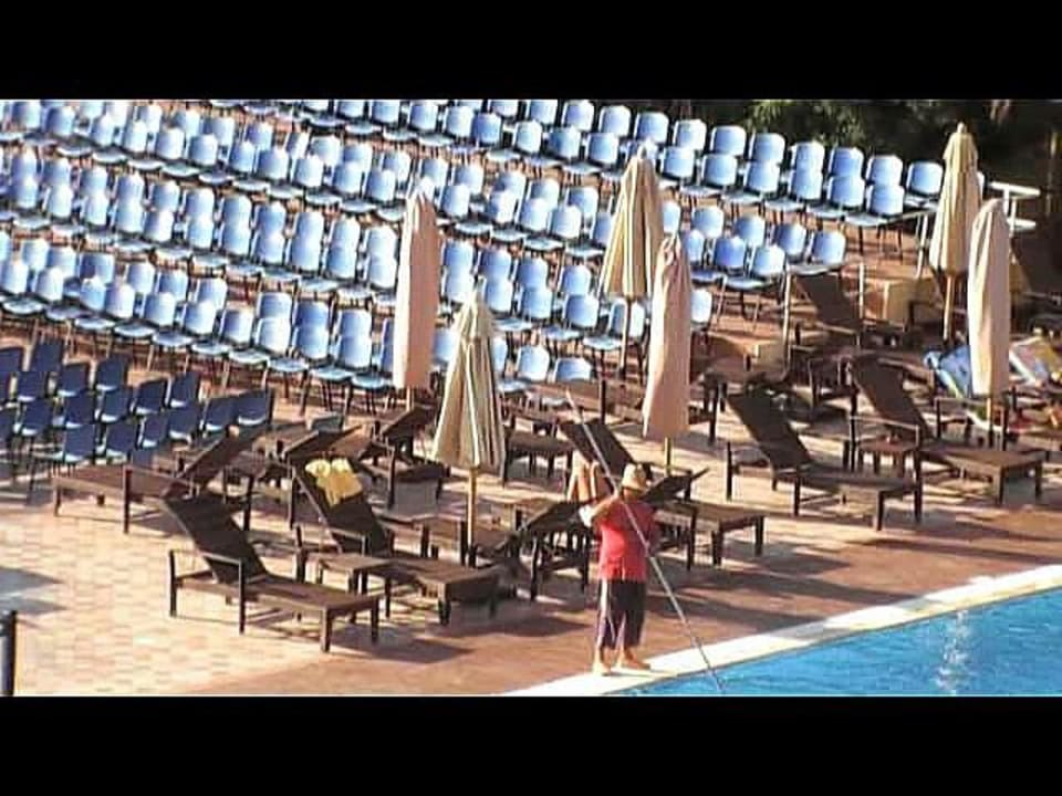 Reinigung des Pools Hotel Paradis Palace