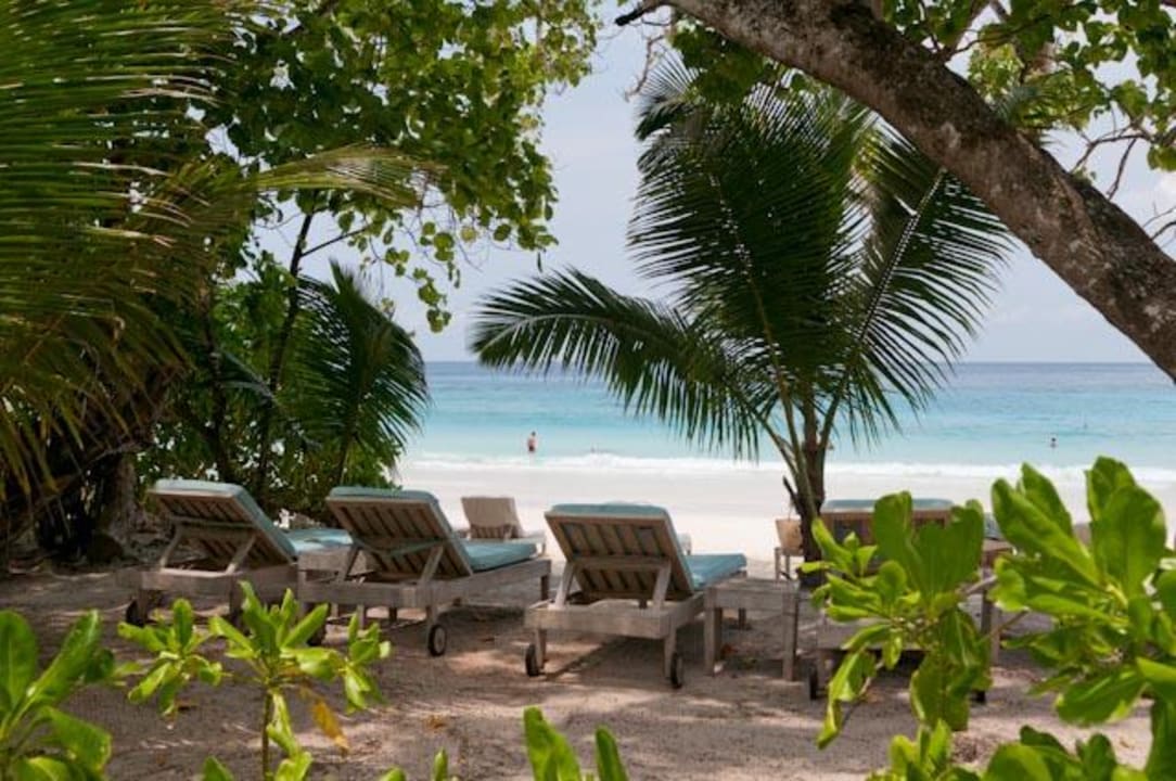 Liegestühle an der Petit Anse Four Seasons Resort Seychelles