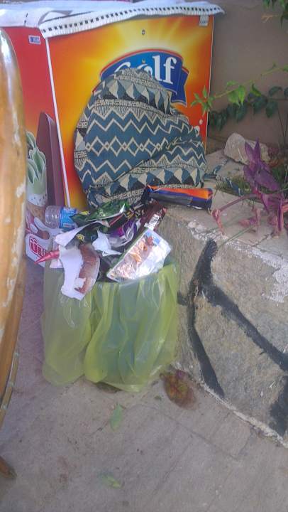 Der einzige Mülleimer im Außenbereich Semt Luna Beach Hotel