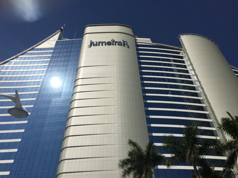 Blick von derStraße Jumeirah Beach Hotel