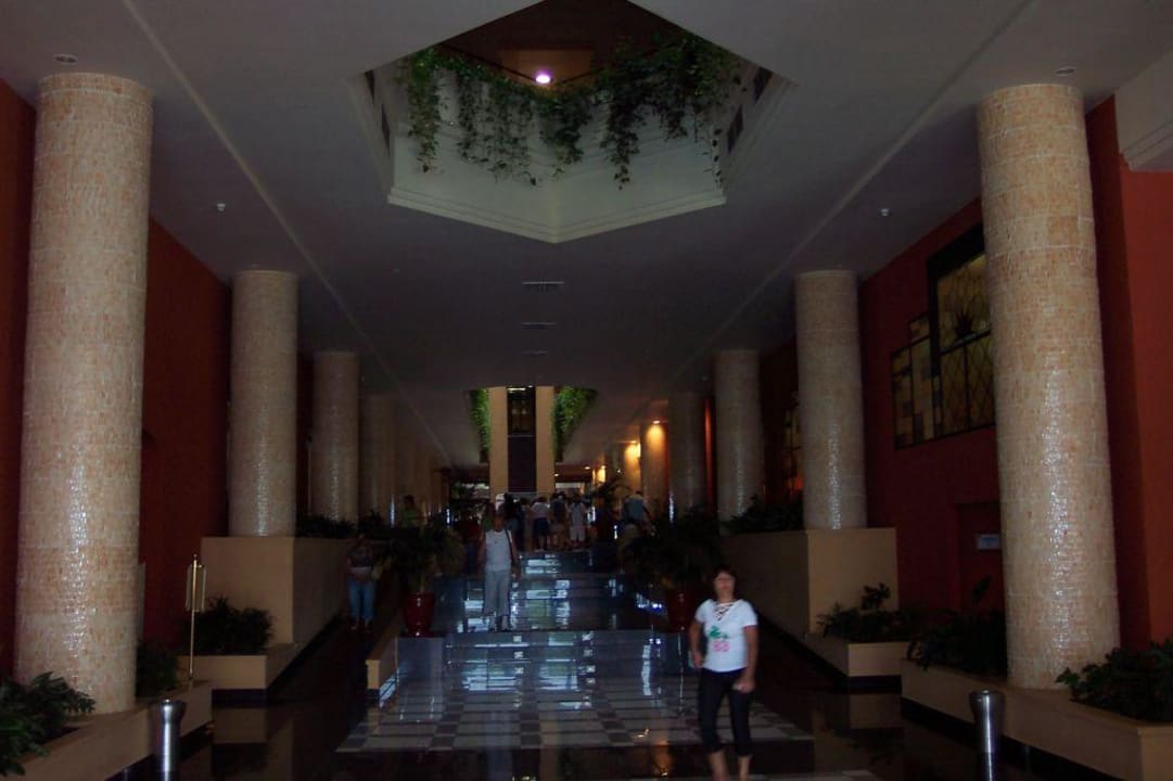 Blick in die Hotelhalle in Richtung Rezeption Playacanela Hotel
