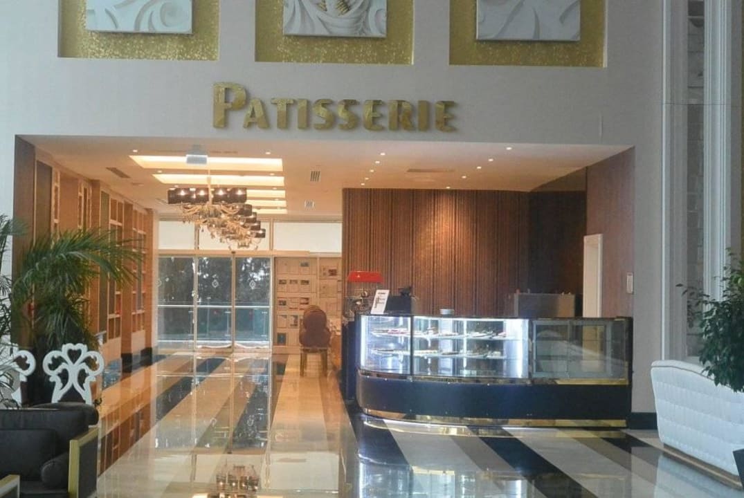 Blick zur Kaffeebar Azura Deluxe Resort & Spa Hotel