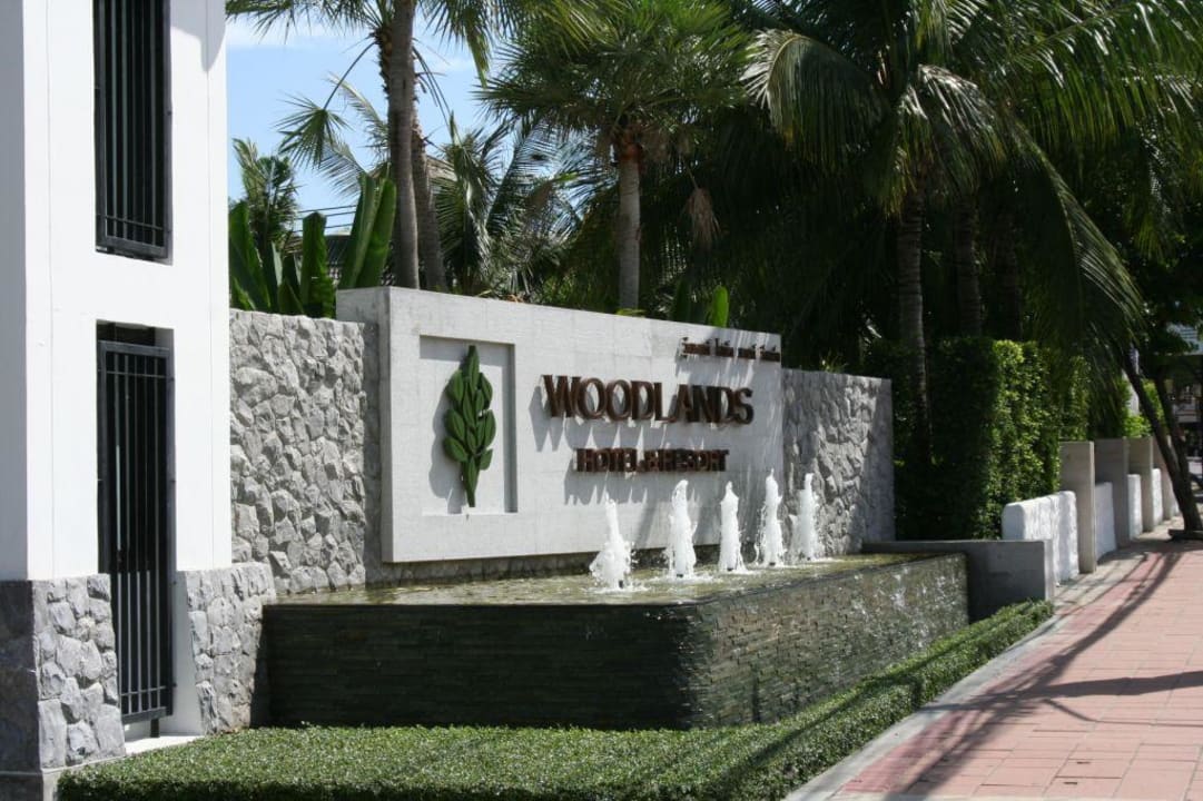 Eingang Straßenseite Woodlands Hotel & Resort