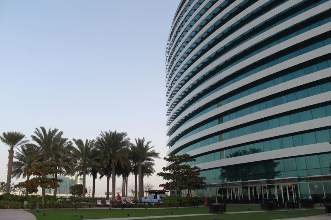 Terrasse und Poolanlage im 5. Stock Crowne Plaza Dubai - Festival City by IHG
