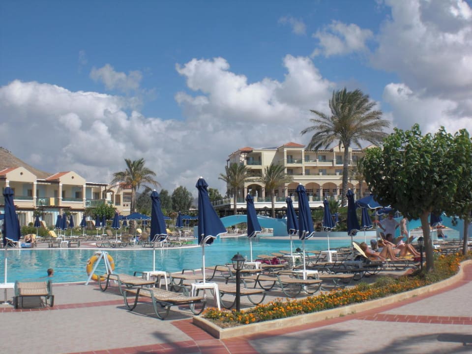 Pool mit Blick auf Haupthaus Lindos Princess Beach Resort & Spa