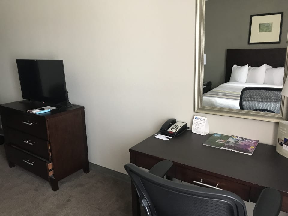 Zimmer Country Inn & Suites By Carlson, Dearborn