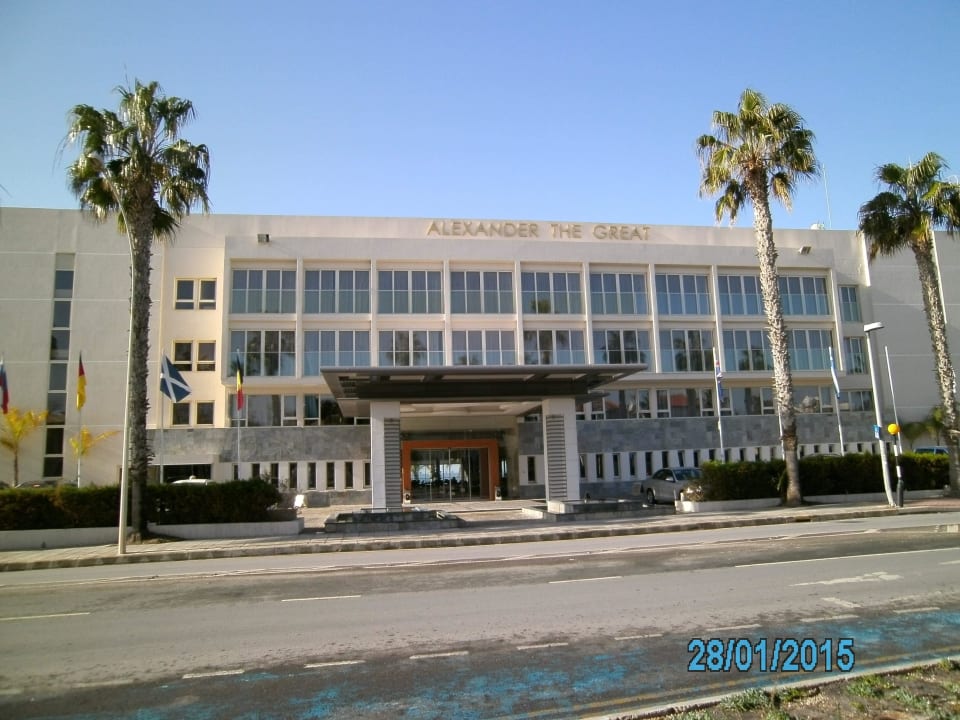 Frontansicht des Hotels Alexander The Great Beach Hotel
