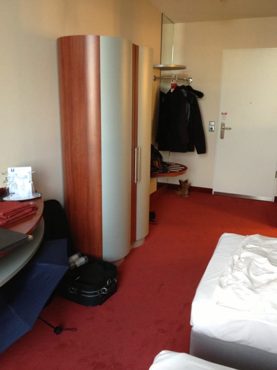 DZ mit Schrank und Garderobe Nordsee Hotel Fischereihafen