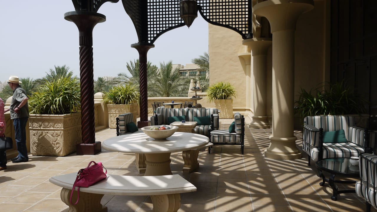 Außenterrasse hinter Lobby mit Blick auf das Meer One&Only Royal Mirage Resort Dubai at Jumeirah Beach