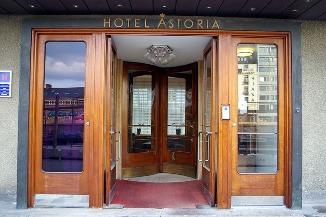 Haupteingang mit cooler Drehtür Hotel Astoria, Best Western Signature Collection