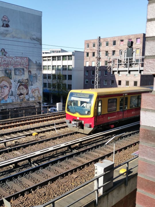 Blick auf die S-Bahn Hampton by Hilton Berlin City West