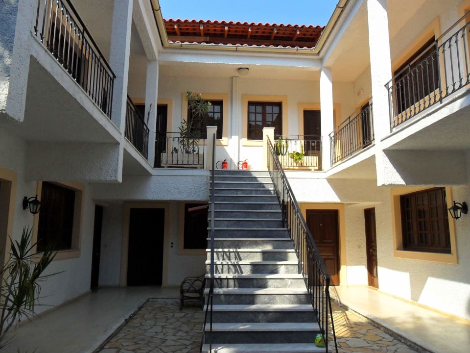 Innenhof Kommeno Bella Vista Apartments