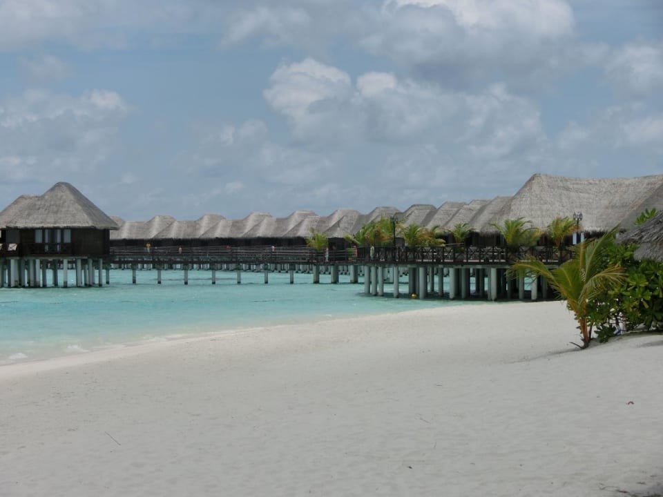 Strand Lagunenseite mit Blick auf Wasserbungalows Sun Siyam Vilu Reef